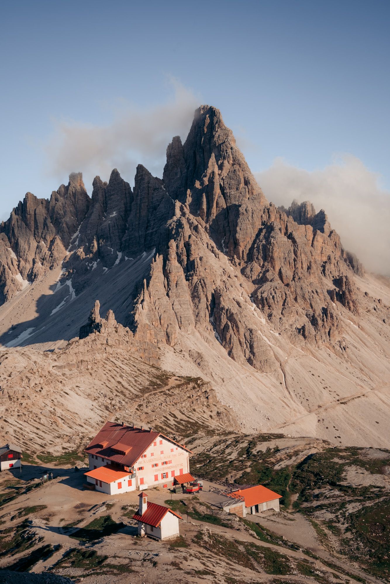 refuge devant les tre cime di lavaredo dans les dolomites