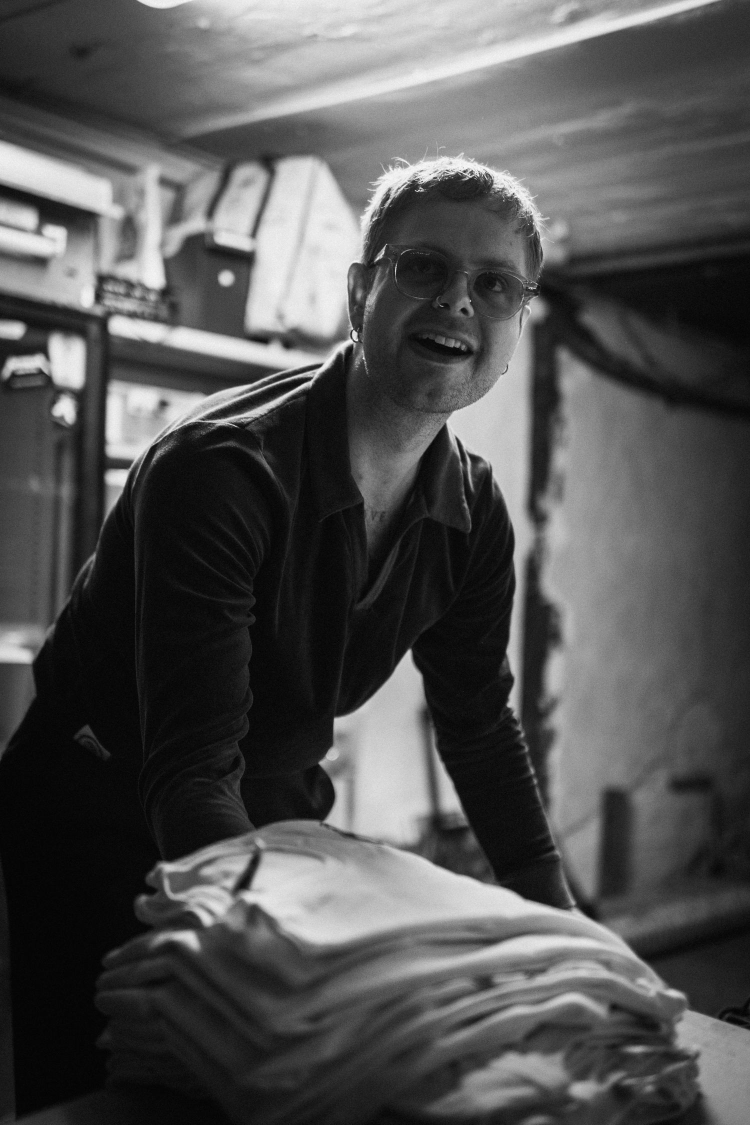 Dokumentärfotografi av bandmedlem skrattar och som gör sig klar inför spelning. Fotograf i borlänge Gabriel Alenius.