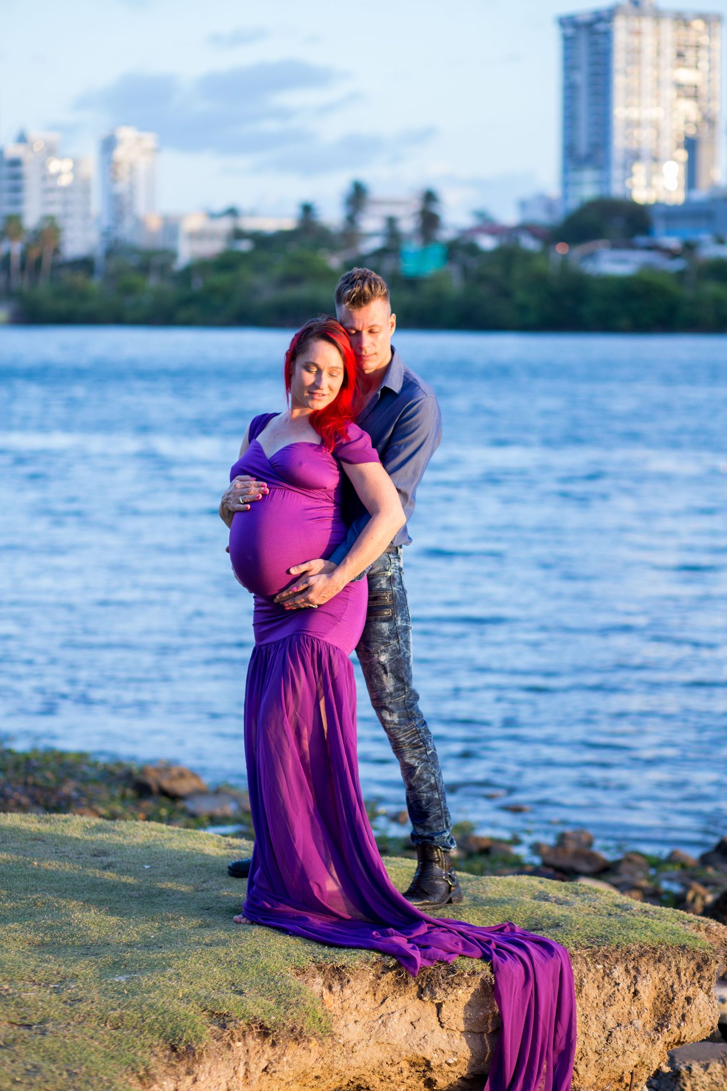Maternity portrait. Husband and wife. Condado Lagoon. San Juan, Puerto Rico.