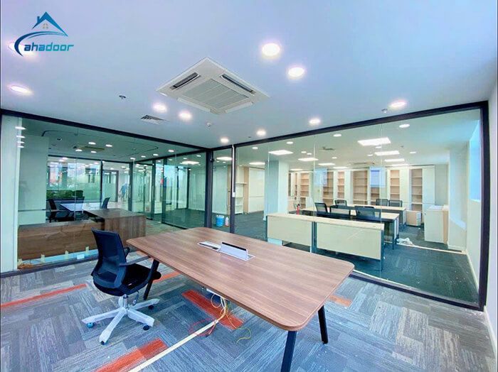 Mẫu cửa kính cường lực đã được lắp đặt bởi đội ngũ kỹ thuật Ahadoor Việt Nam
