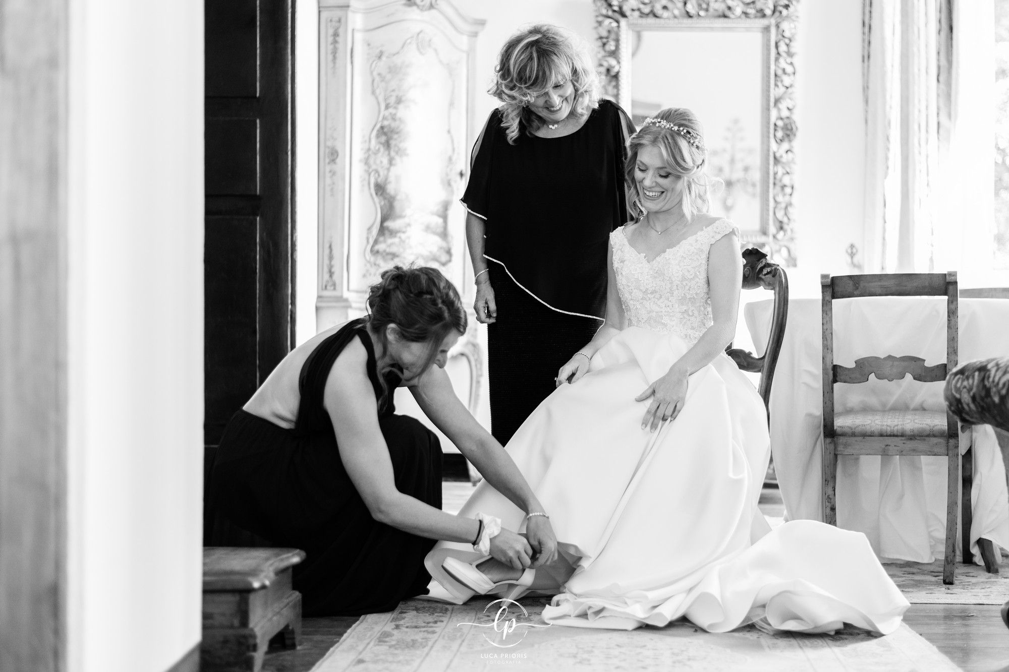 sposa indossa le scarpe con la sua damigella