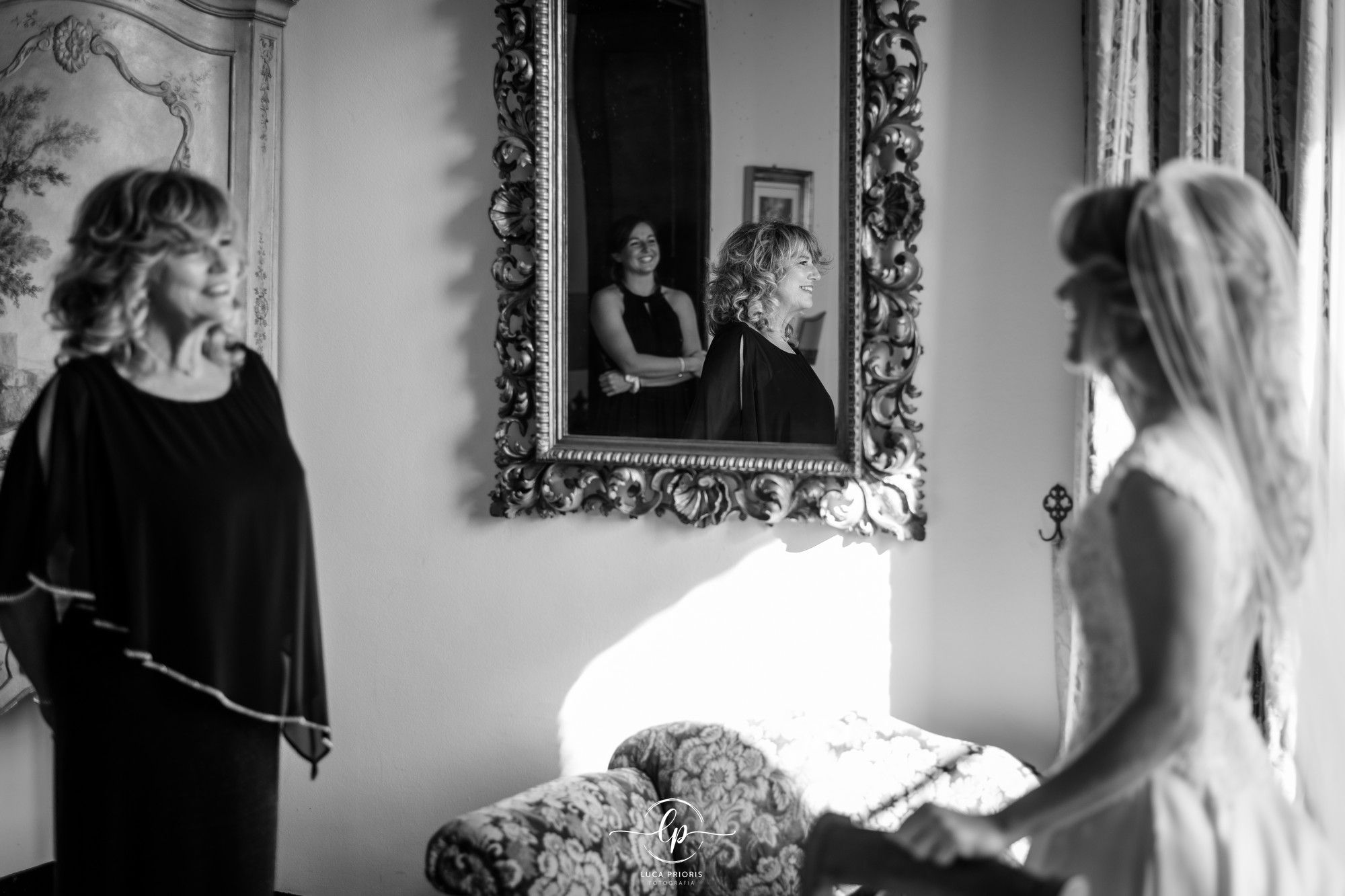 la sposa si prepara con la mamma