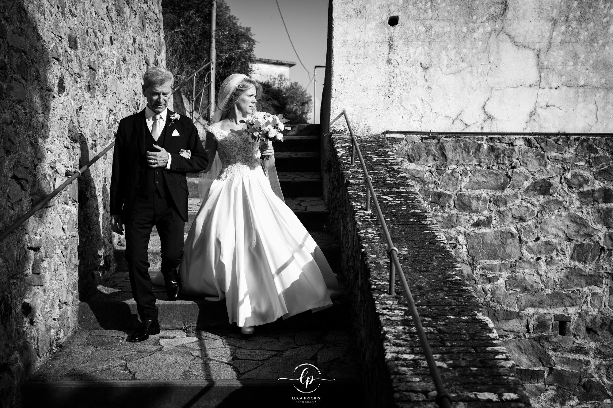 la sposa arriva in chiesa col papà