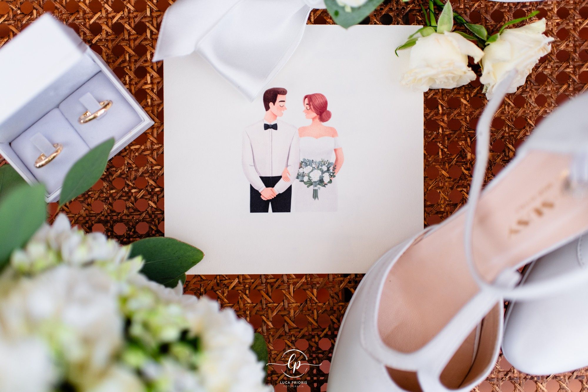 scarpe anelli partecipazione e bouquet della sposa