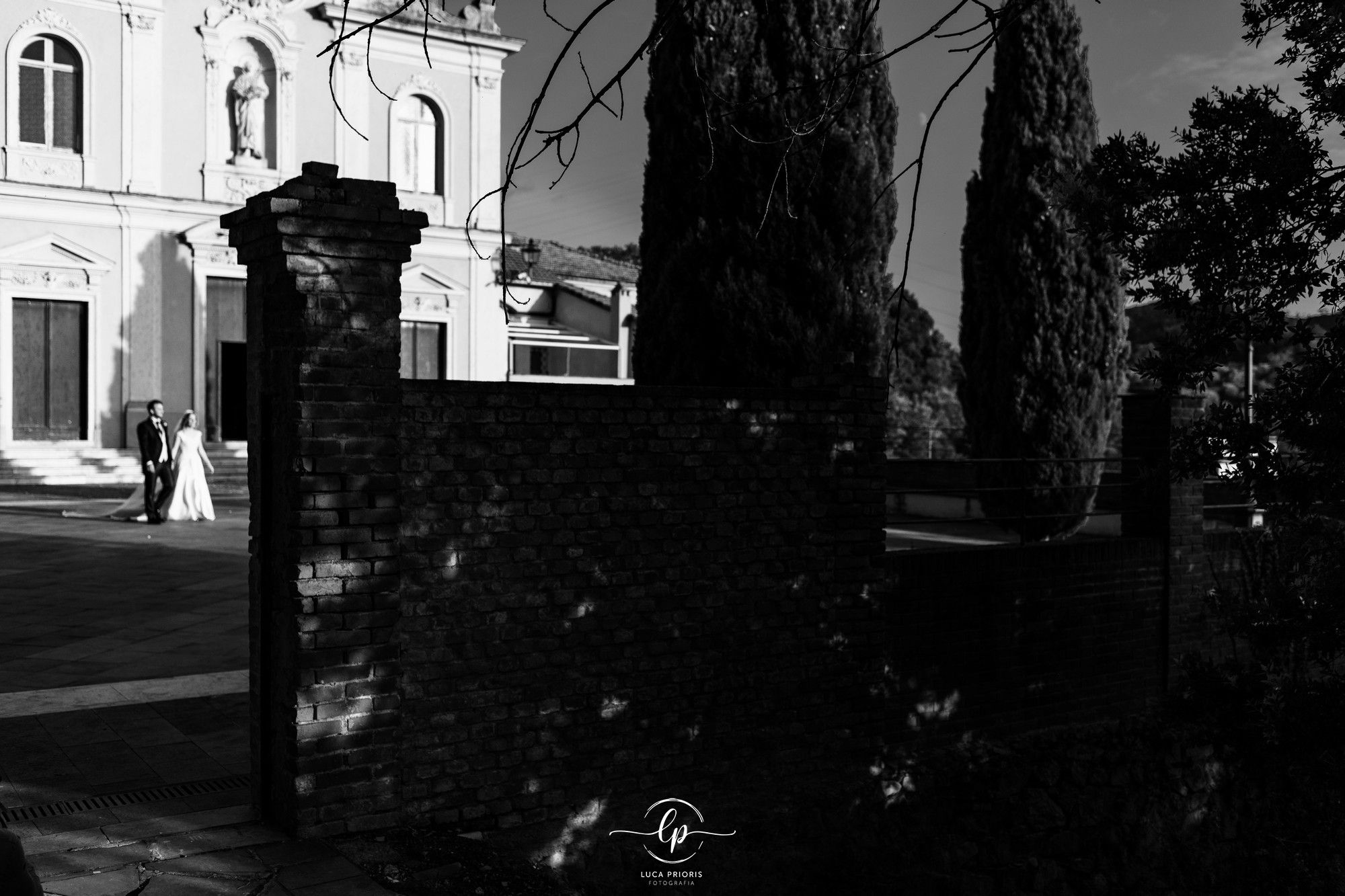 sposi passeggiano davanti alla chiesa