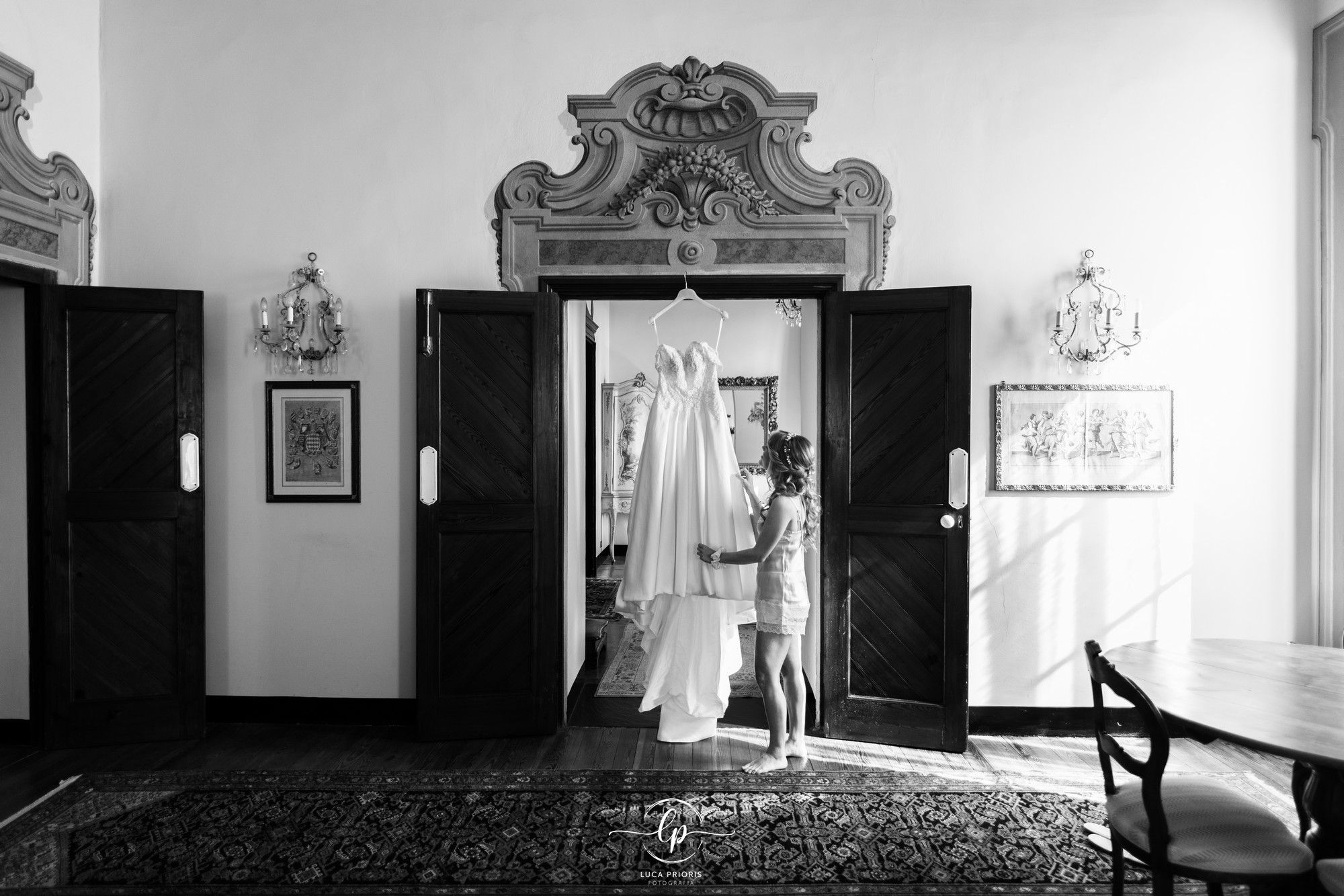 la sposa guarda l'abito