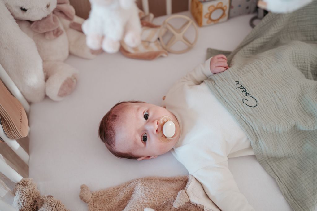 Melissa Stuer Photography Moederschapsfotograaf Moerbeke Oost-Vlaanderen kraamreportage nieuw leven newborn zoon baby in box park