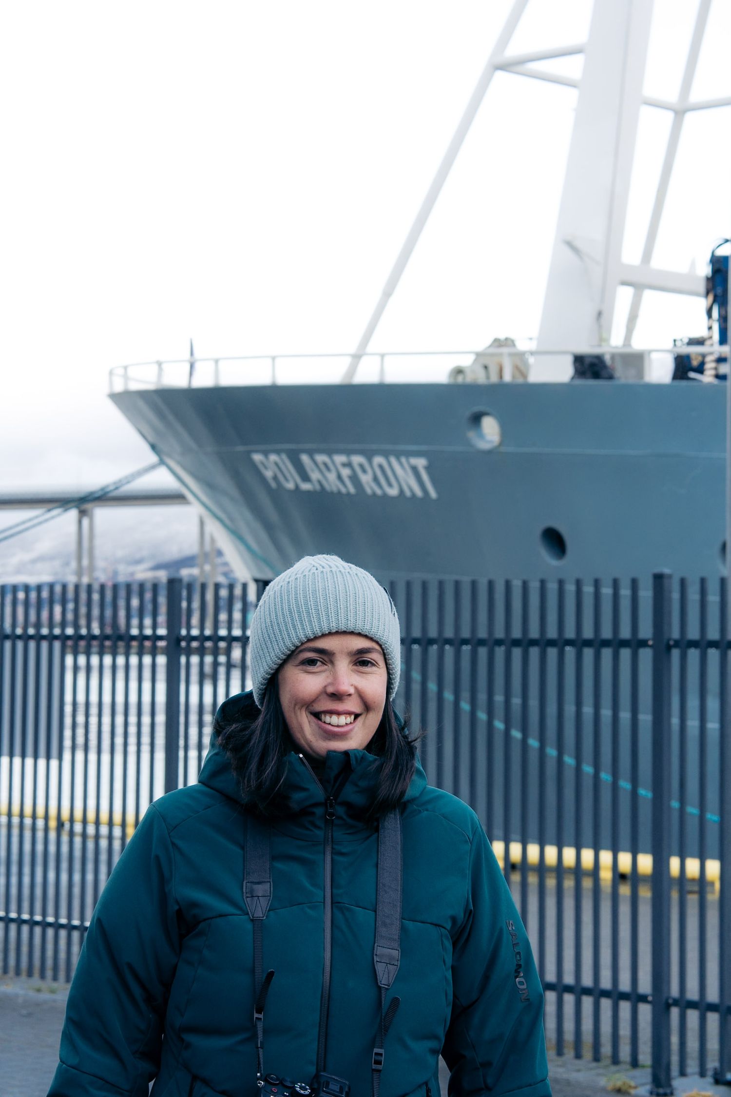 marie blauwart devant le navire polarfront au port de tromso