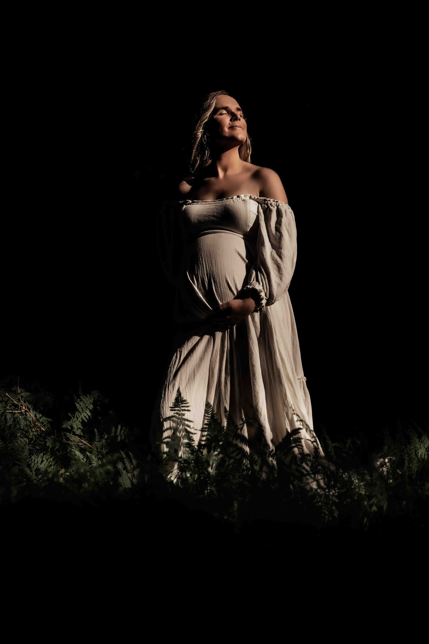 Maternity Photograph- Jervis Bay NSW- Pregnant women in natural sunlight- shoalhaven Maternity photography