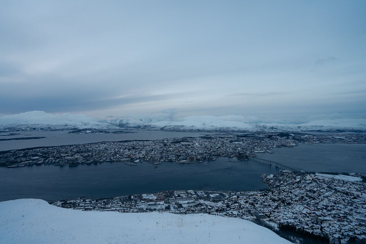 vue depuis le funiculaire de tromso en automne avec de la neige