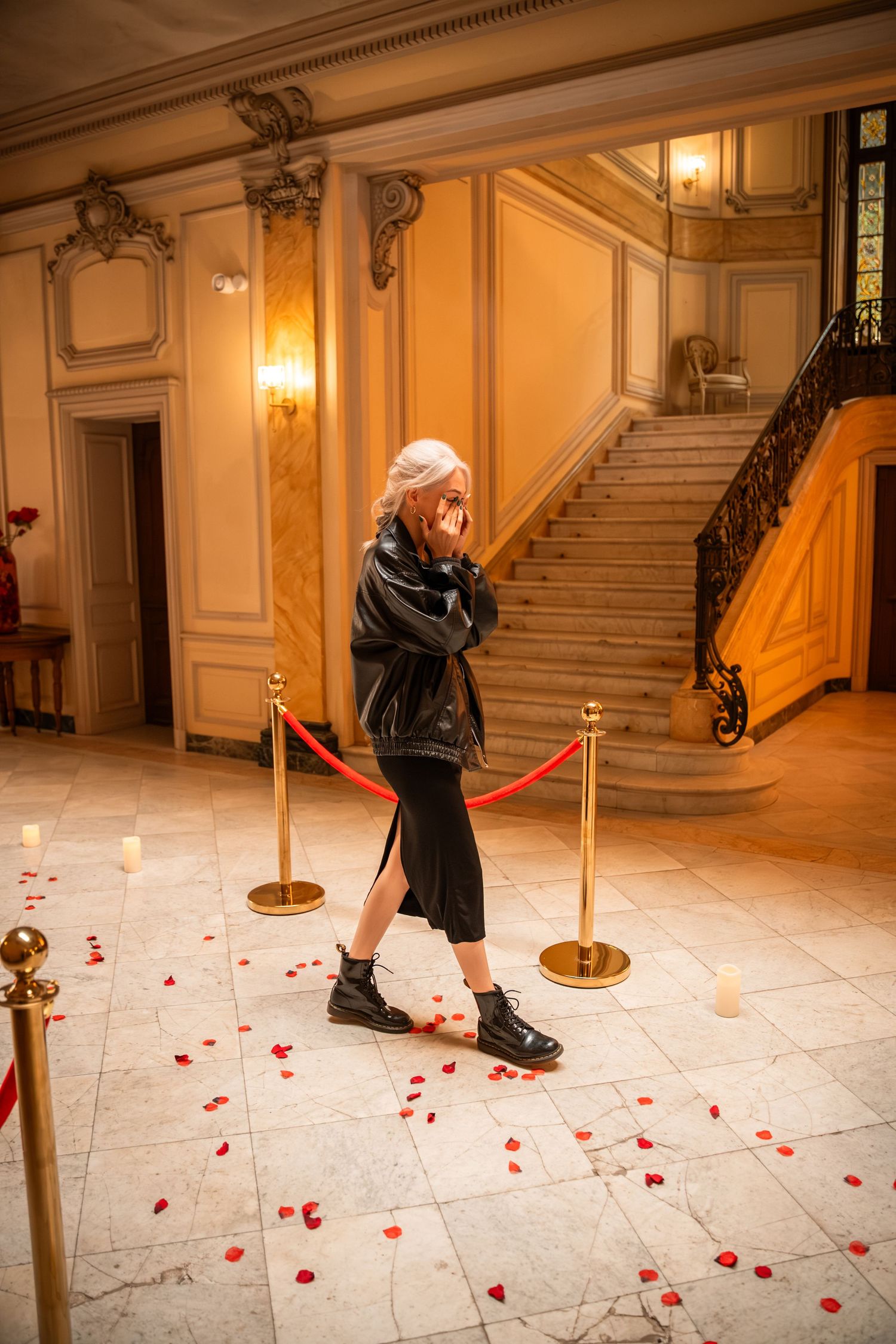 Arrivée de Marie et Harold au château, accueillis par Myriam