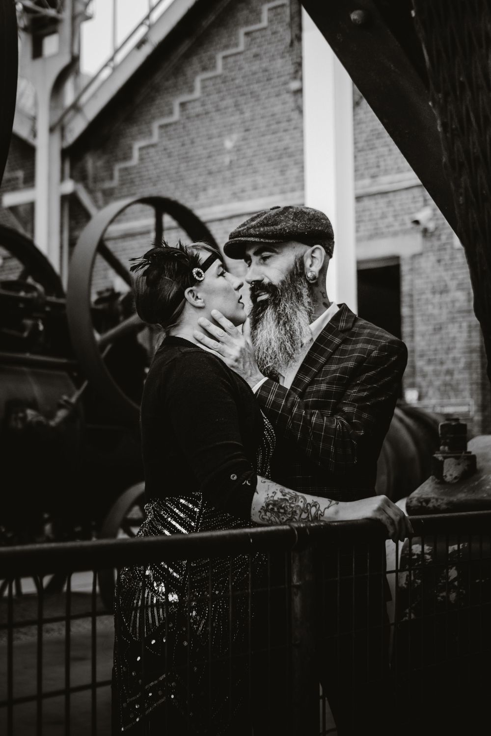 Séance photo de Guillaume au site minier de Lewarde, capturée dans un cadre industriel et vintage, mettant en valeur l'atmosphère historique