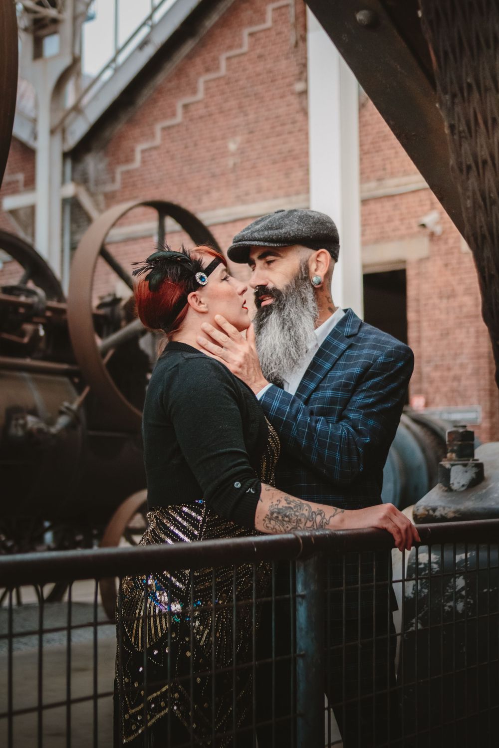 Séance photo de Guillaume au site minier de Lewarde, capturée dans un cadre industriel et vintage, mettant en valeur l'atmosphère historique