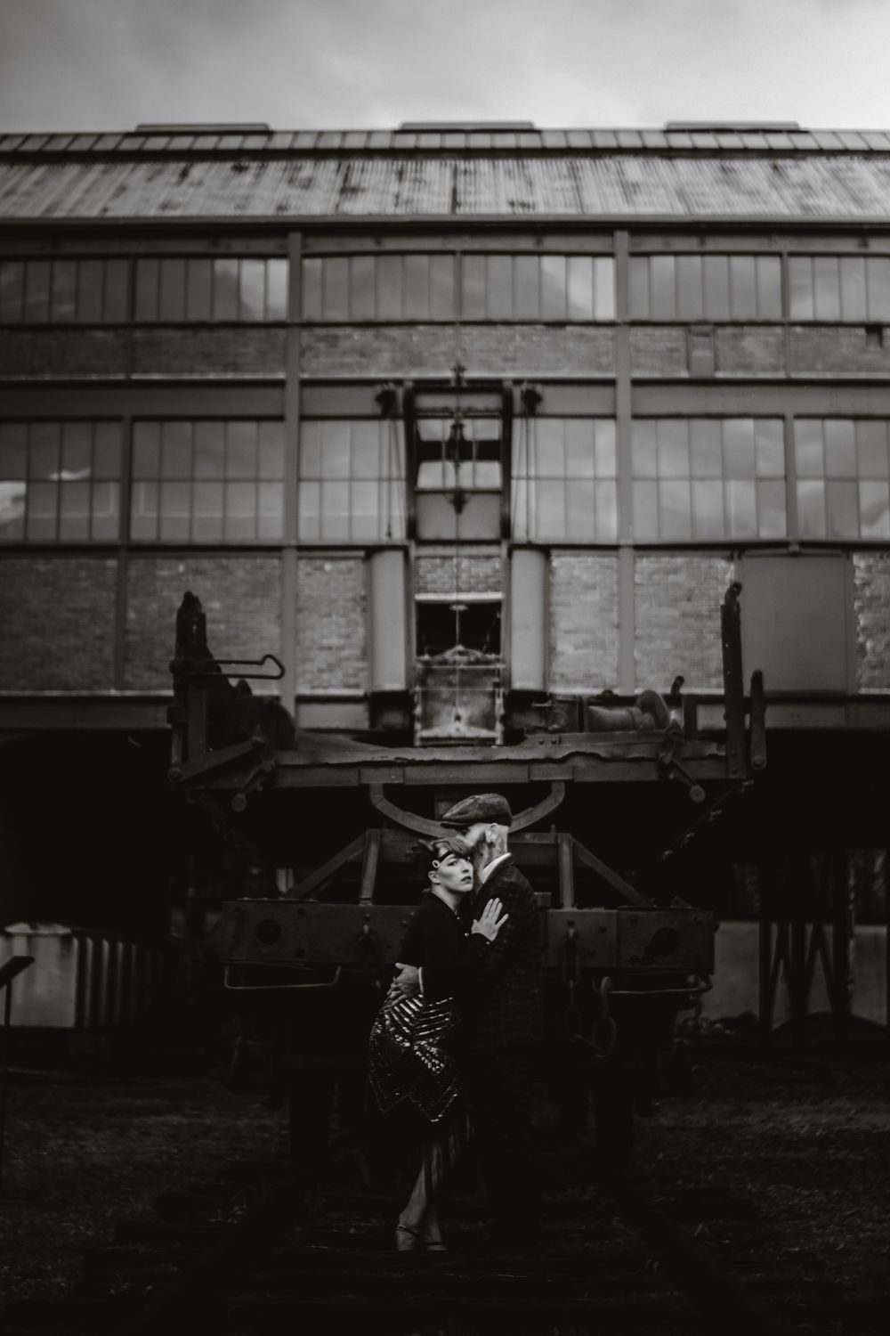 Séance photo de Guillaume au site minier de Lewarde, capturée dans un cadre industriel et vintage, mettant en valeur l'atmosphère historique