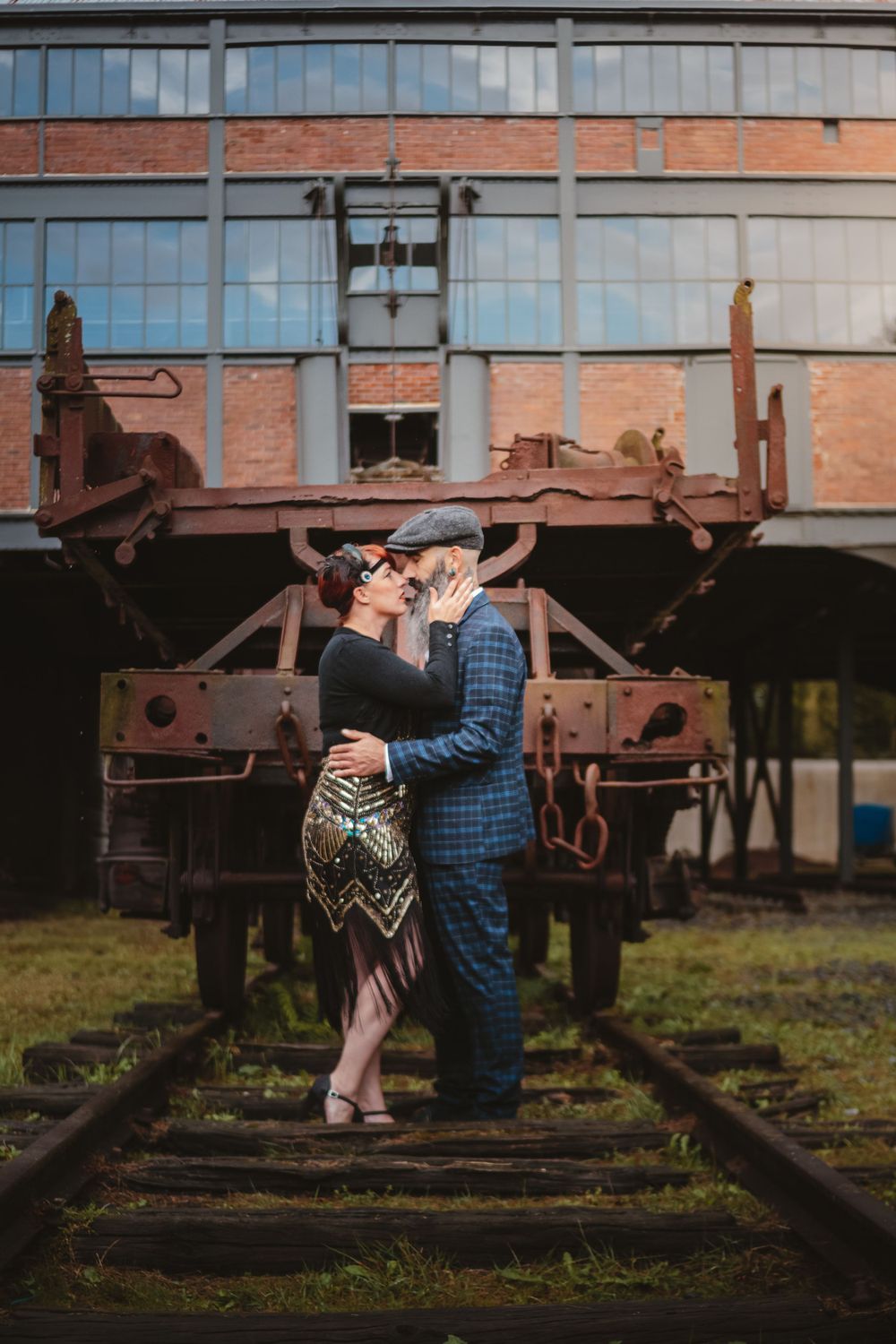 Séance photo de Guillaume au site minier de Lewarde, capturée dans un cadre industriel et vintage, mettant en valeur l'atmosphère historique