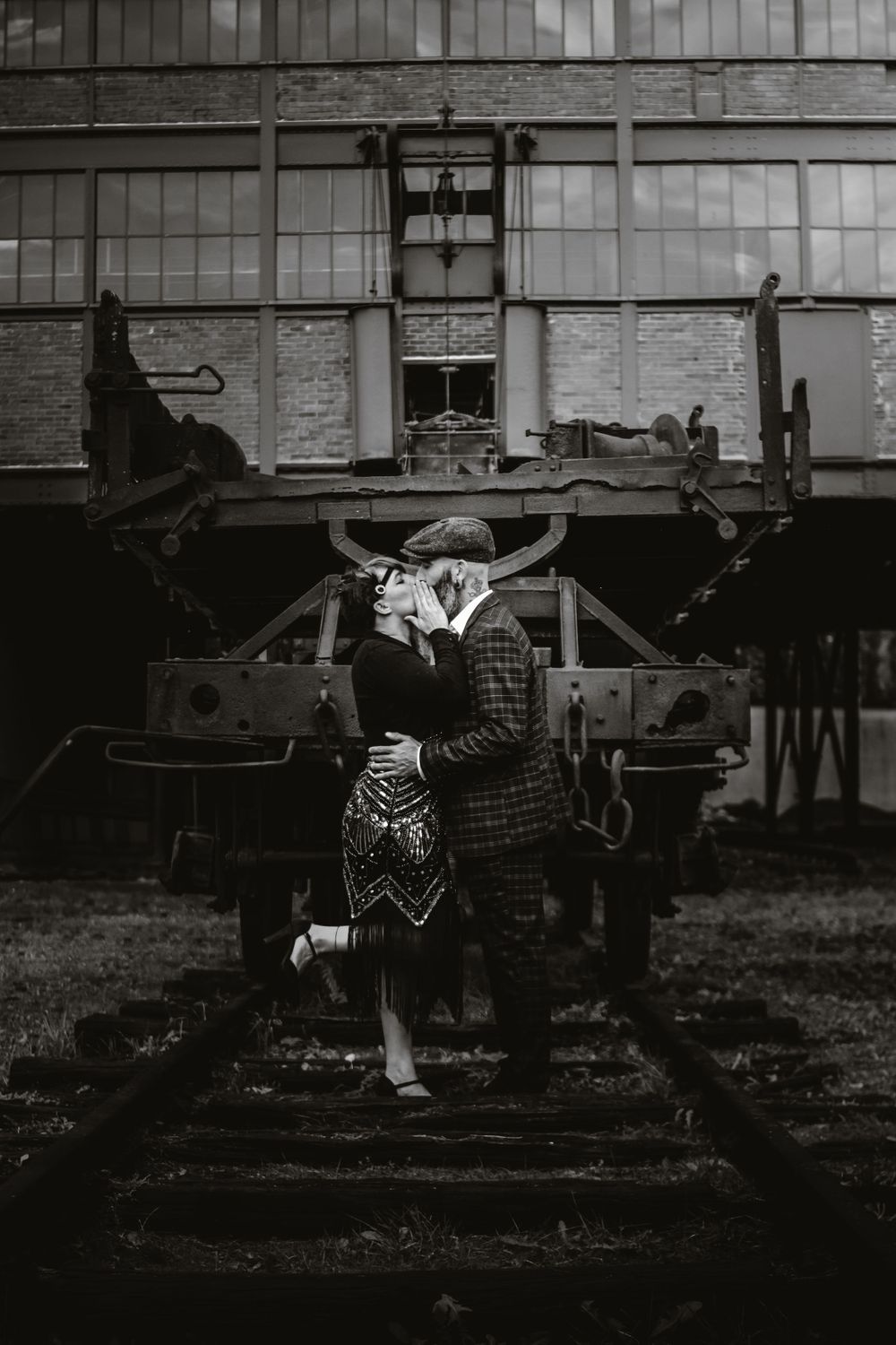 Séance photo de Guillaume au site minier de Lewarde, capturée dans un cadre industriel et vintage, mettant en valeur l'atmosphère historique