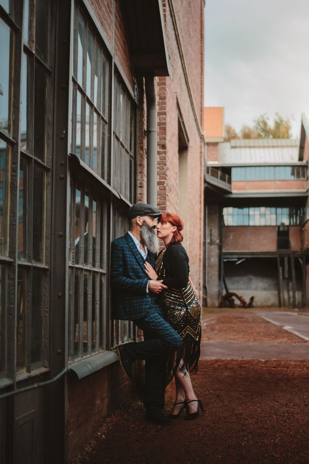 Séance photo de Guillaume au site minier de Lewarde, capturée dans un cadre industriel et vintage, mettant en valeur l'atmosphère historique