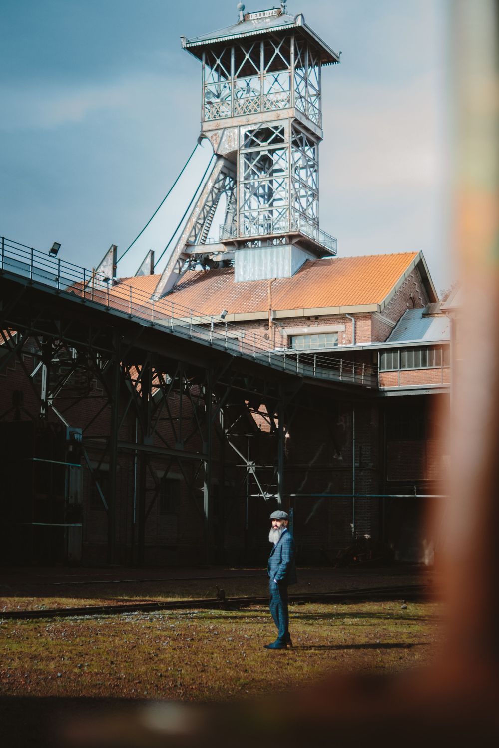 Séance photo de Guillaume au site minier de Lewarde, capturée dans un cadre industriel et vintage, mettant en valeur l'atmosphère historique