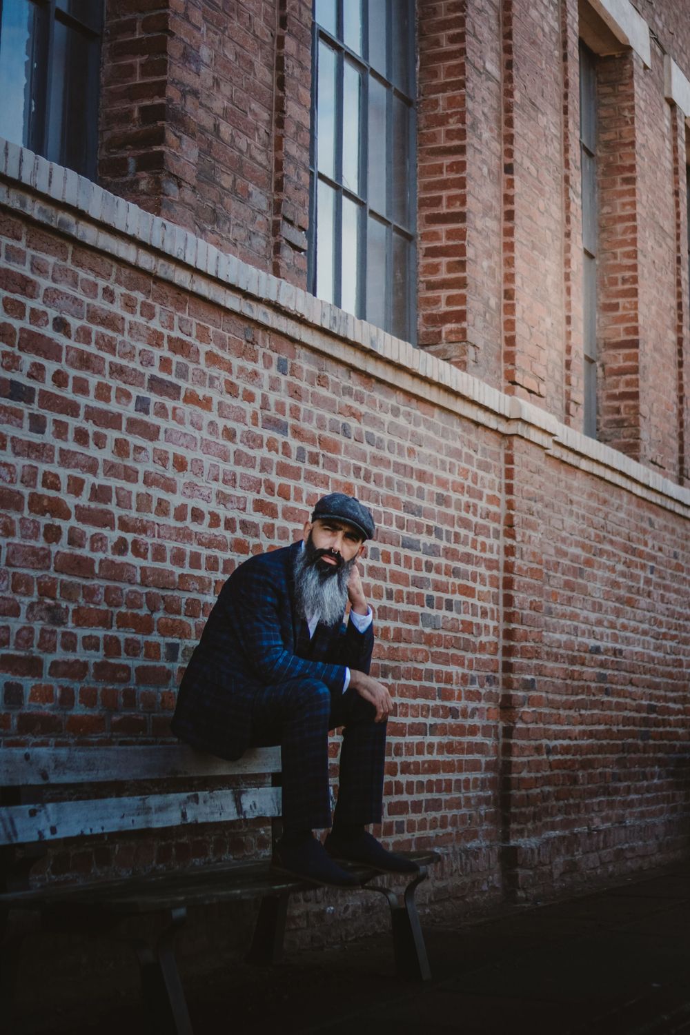 Séance photo de Guillaume au site minier de Lewarde, capturée dans un cadre industriel et vintage, mettant en valeur l'atmosphère historique