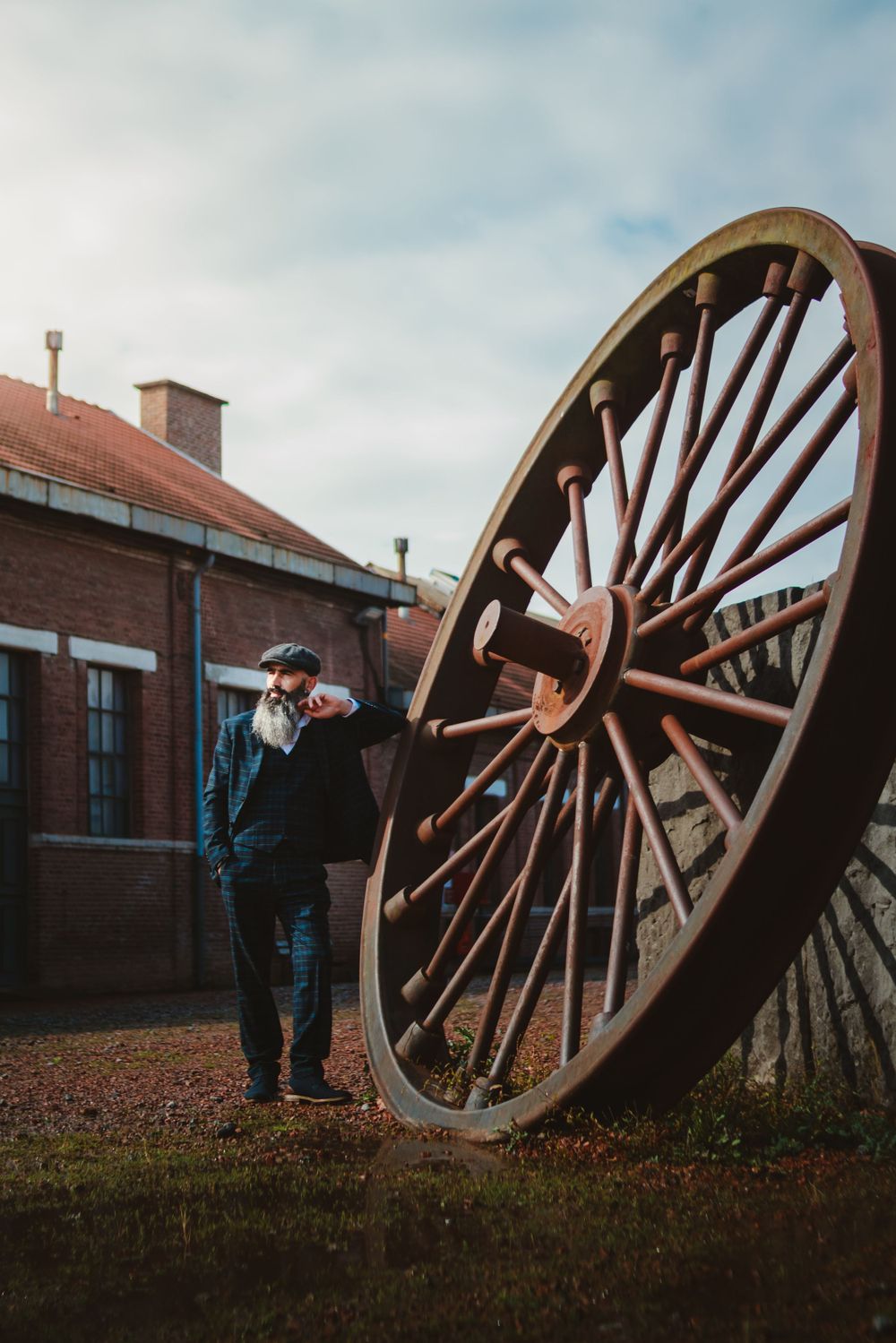 Séance photo de Guillaume au site minier de Lewarde, capturée dans un cadre industriel et vintage, mettant en valeur l'atmosphère historique