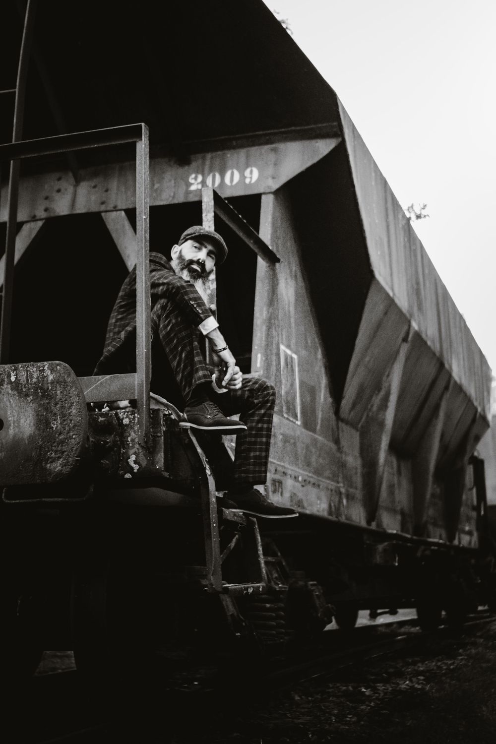 Séance photo de Guillaume au site minier de Lewarde, capturée dans un cadre industriel et vintage, mettant en valeur l'atmosphère historique