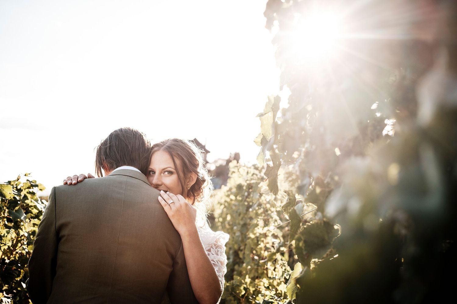 Pose dans les vignes avec des mariés enchantés au domaine de Bovy