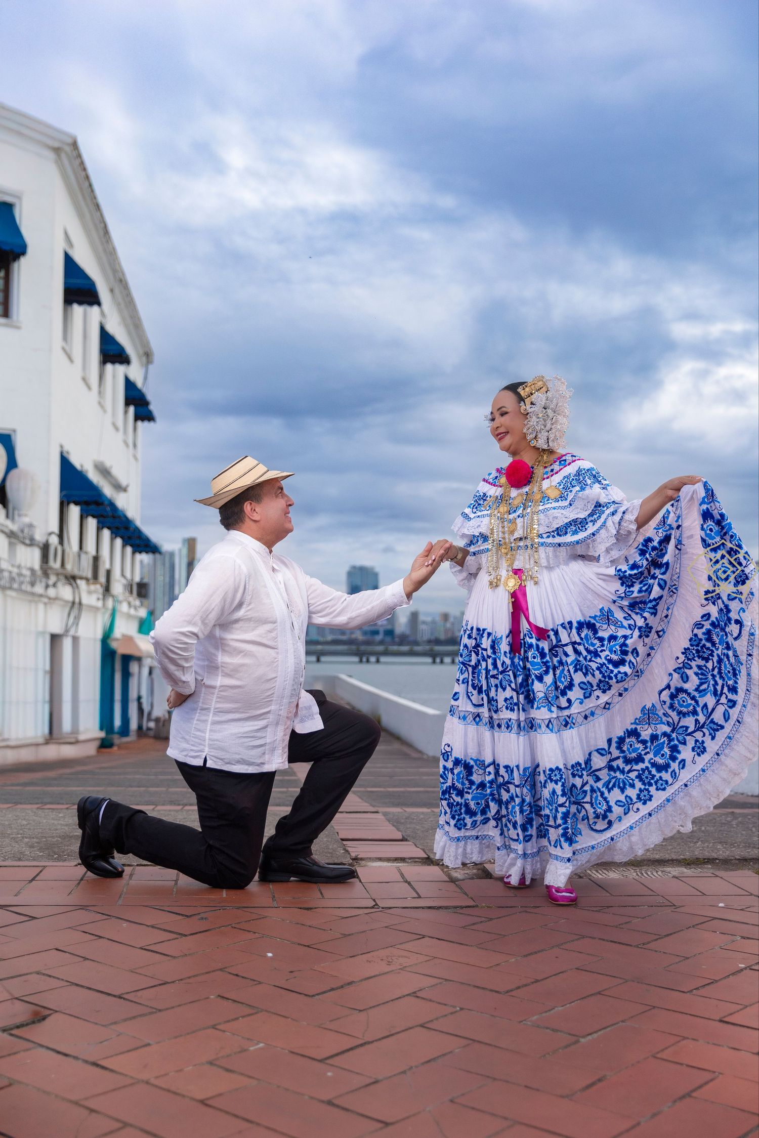 pareja con vestido tipico y pollera panameña en sesion de fotos en la plaza de francia