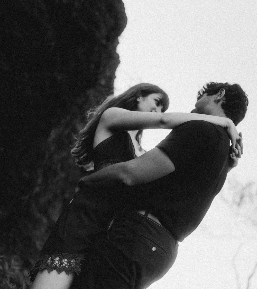 Fotografia de casal na montanha, fotografia em lugar único próximo à natureza. Fotografia autêntica, atemporal e intimista.