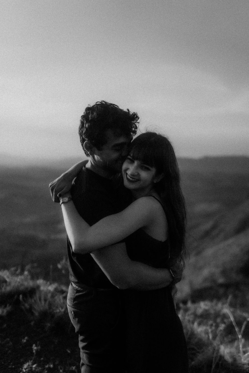 Fotografia de casal na montanha, fotografia em lugar único próximo à natureza. Fotografia autêntica, atemporal e intimista.