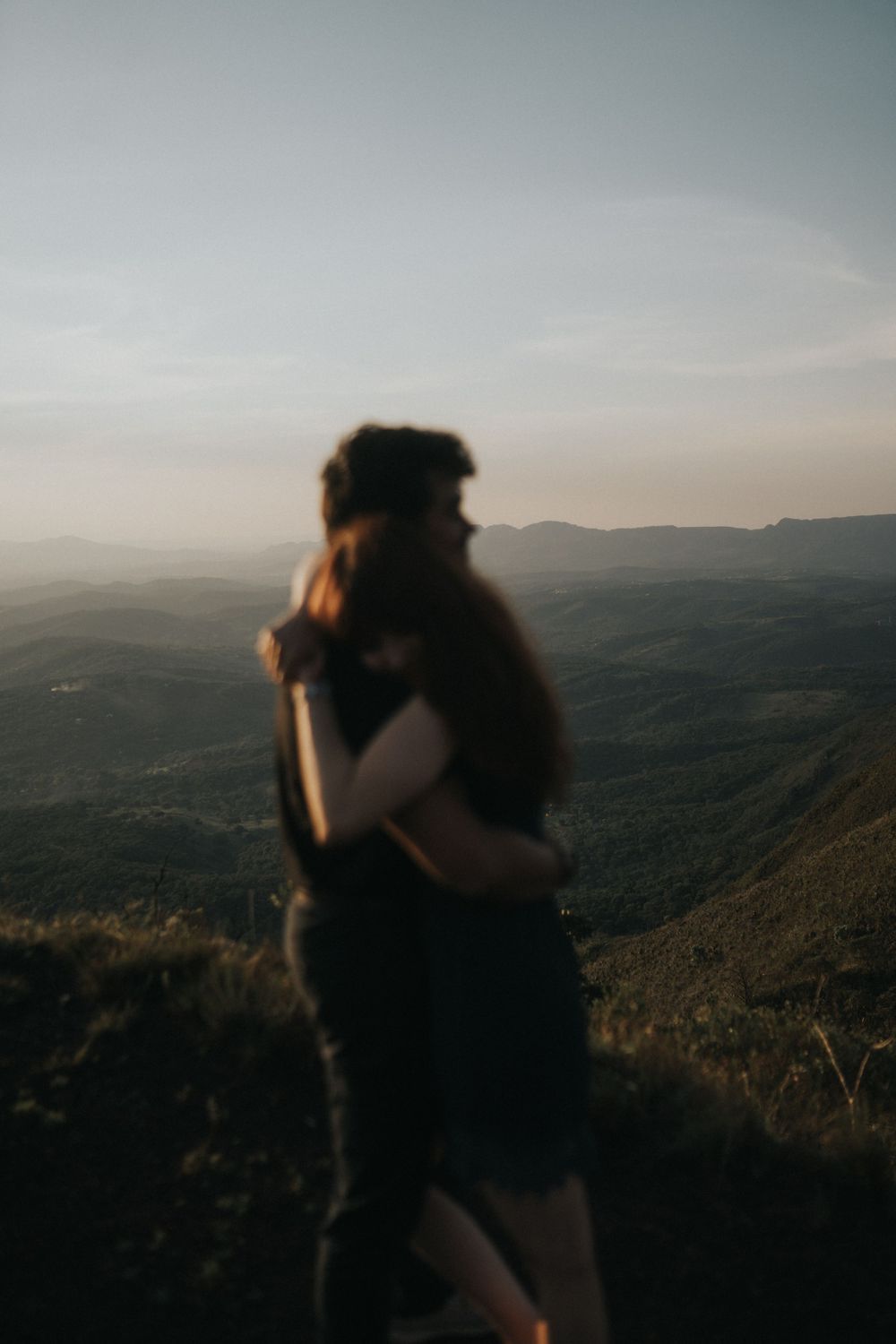 Fotografia de casal na montanha, fotografia em lugar único próximo à natureza. Fotografia autêntica, atemporal e intimista.