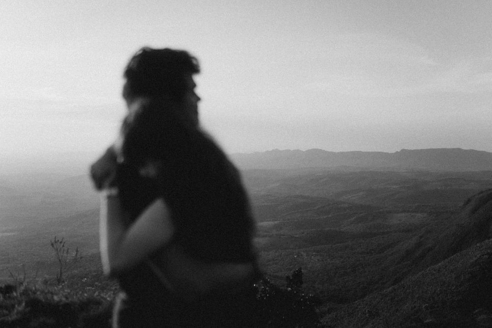 Fotografia de casal na montanha, fotografia em lugar único próximo à natureza. Fotografia autêntica, atemporal e intimista.