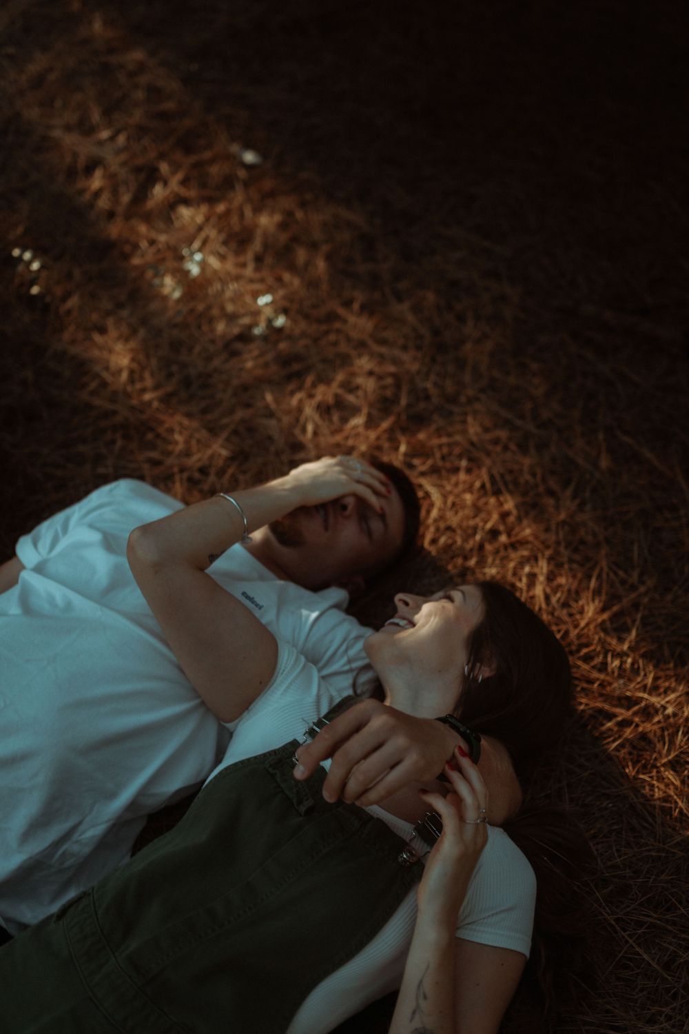 Fotografia de casal no campo, fotografia em lugar único próximo à natureza. Fotografia autêntica, atemporal e intimista.