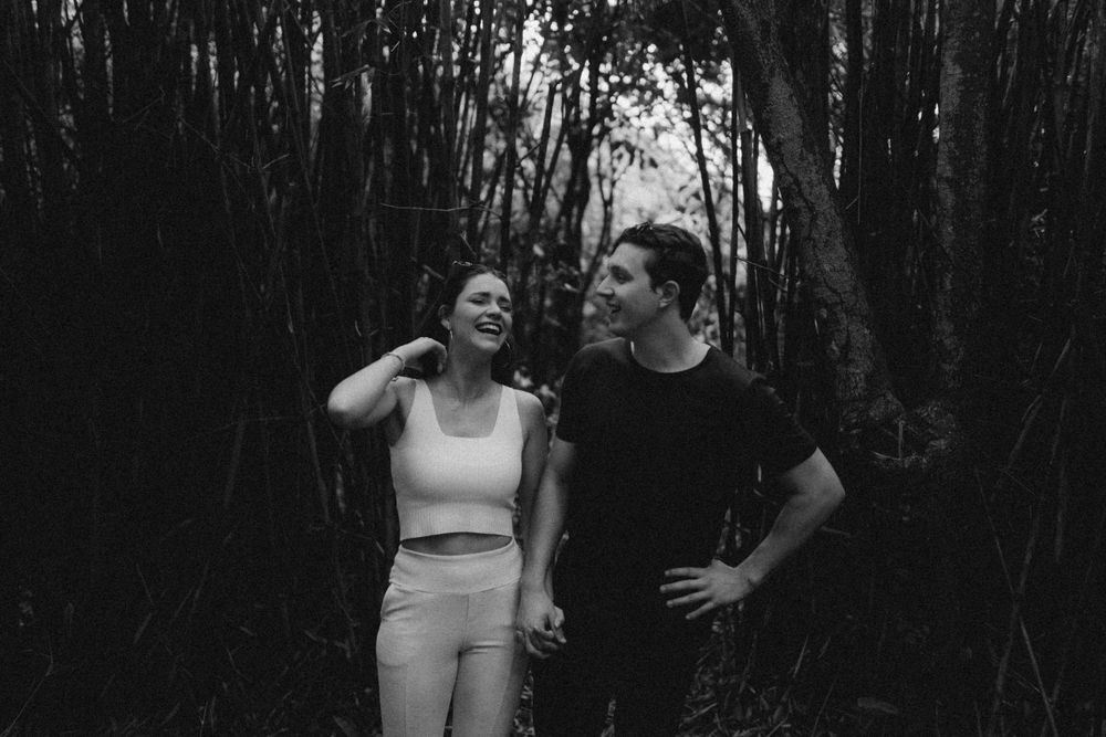 Fotografia de casal na praia, fotografia em lugar único próximo à natureza. Fotografia autêntica, atemporal e intimista. França, Itália.