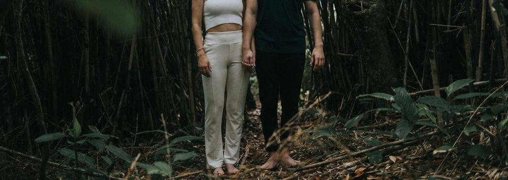 Fotografia de casal na praia, fotografia em lugar único próximo à natureza. Fotografia autêntica, atemporal e intimista. França, Itália.