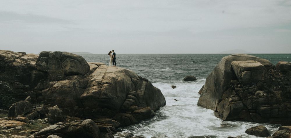 Fotografia de casal na praia, fotografia em lugar único próximo à natureza. Fotografia autêntica, atemporal e intimista. França, Itália.