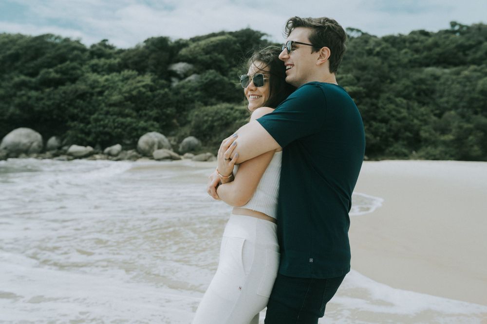 Fotografia de casal na praia, fotografia em lugar único próximo à natureza. Fotografia autêntica, atemporal e intimista. França, Itália.