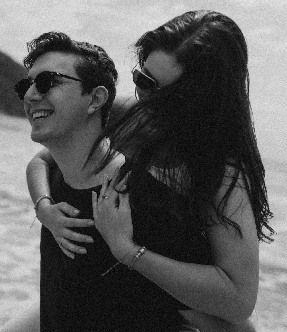 Fotografia de casal na praia, fotografia em lugar único próximo à natureza. Fotografia autêntica, atemporal e intimista. França, Itália.