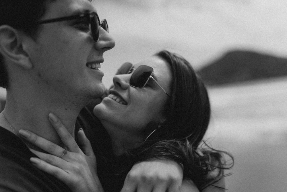 Fotografia de casal na praia, fotografia em lugar único próximo à natureza. Fotografia autêntica, atemporal e intimista. França, Itália.