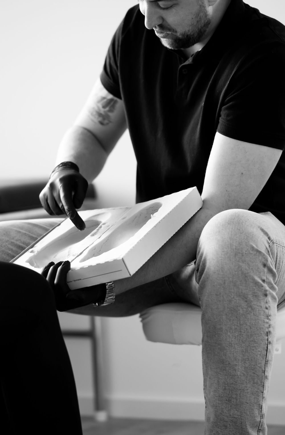 Foto in schwarz-weiß.Unternehmensreportage Sprockhövel: Fußanalyse und Beratungsgespräch im Orthopädiebetrieb