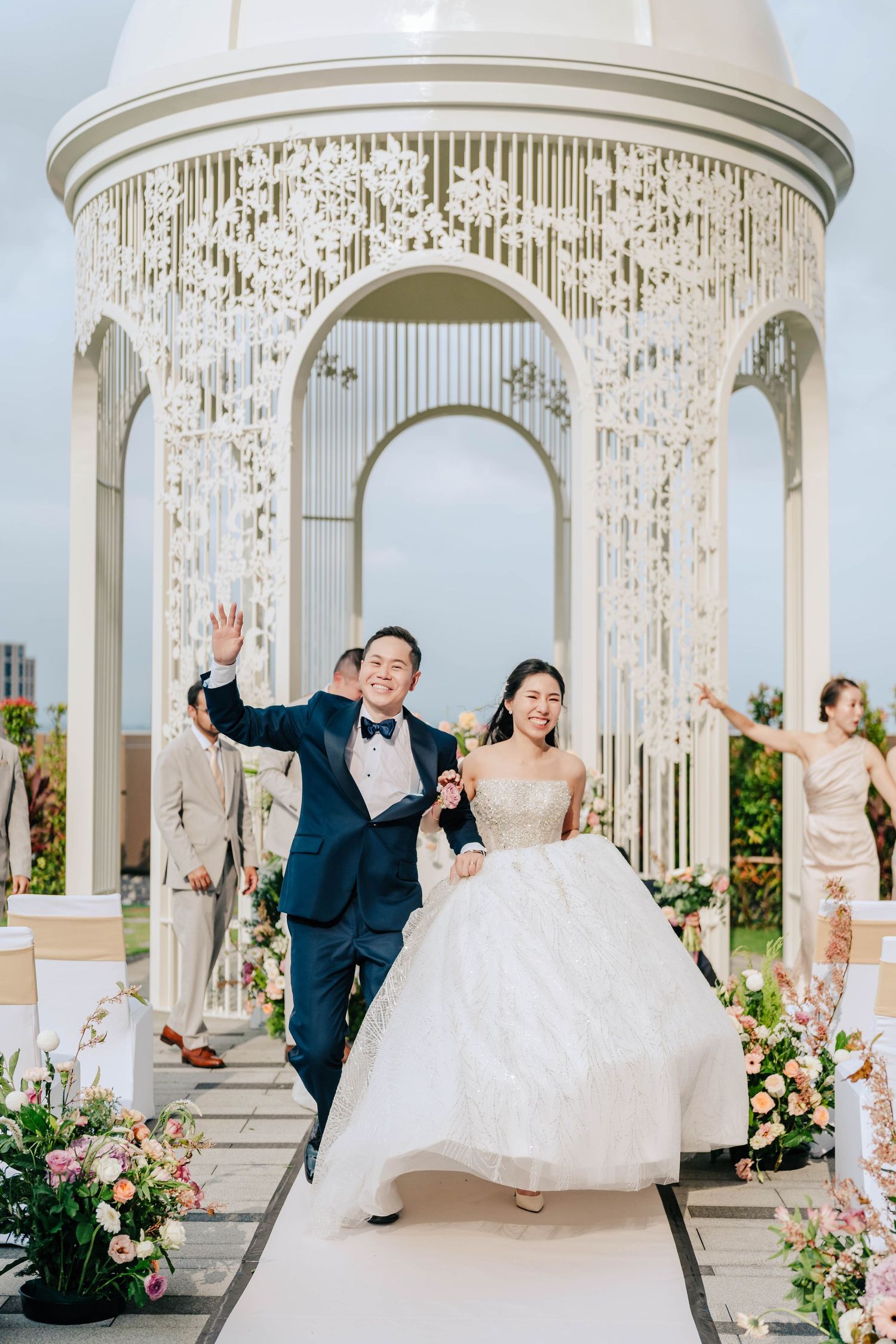 高雄美式戶外婚禮攝影,結合證婚儀式與 DJ Party 的完整婚禮紀錄。這對新人來自加拿大,回到台灣舉辦婚禮,融合西式婚禮的自在氛圍與熟悉的文化情感。從戶外證婚、晚宴進場到夜晚派對,記錄情緒自然流動的每個瞬間,呈現真實、不做作的婚禮樣貌,很適合喜歡美式風格與派對感婚禮的新人參考。