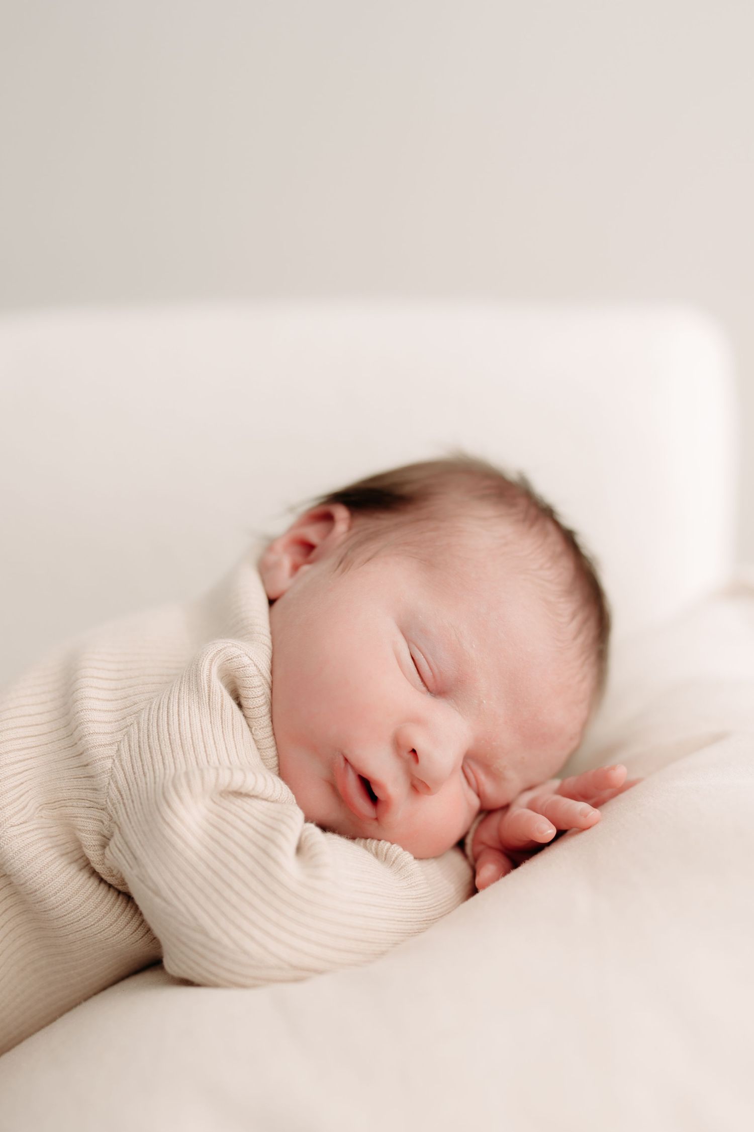 Photographe de maternité et nouveau-né à Saint-Augustin-de-Desmaures, près de Québec. Garde-robe cliente disponible pour maman et bébé