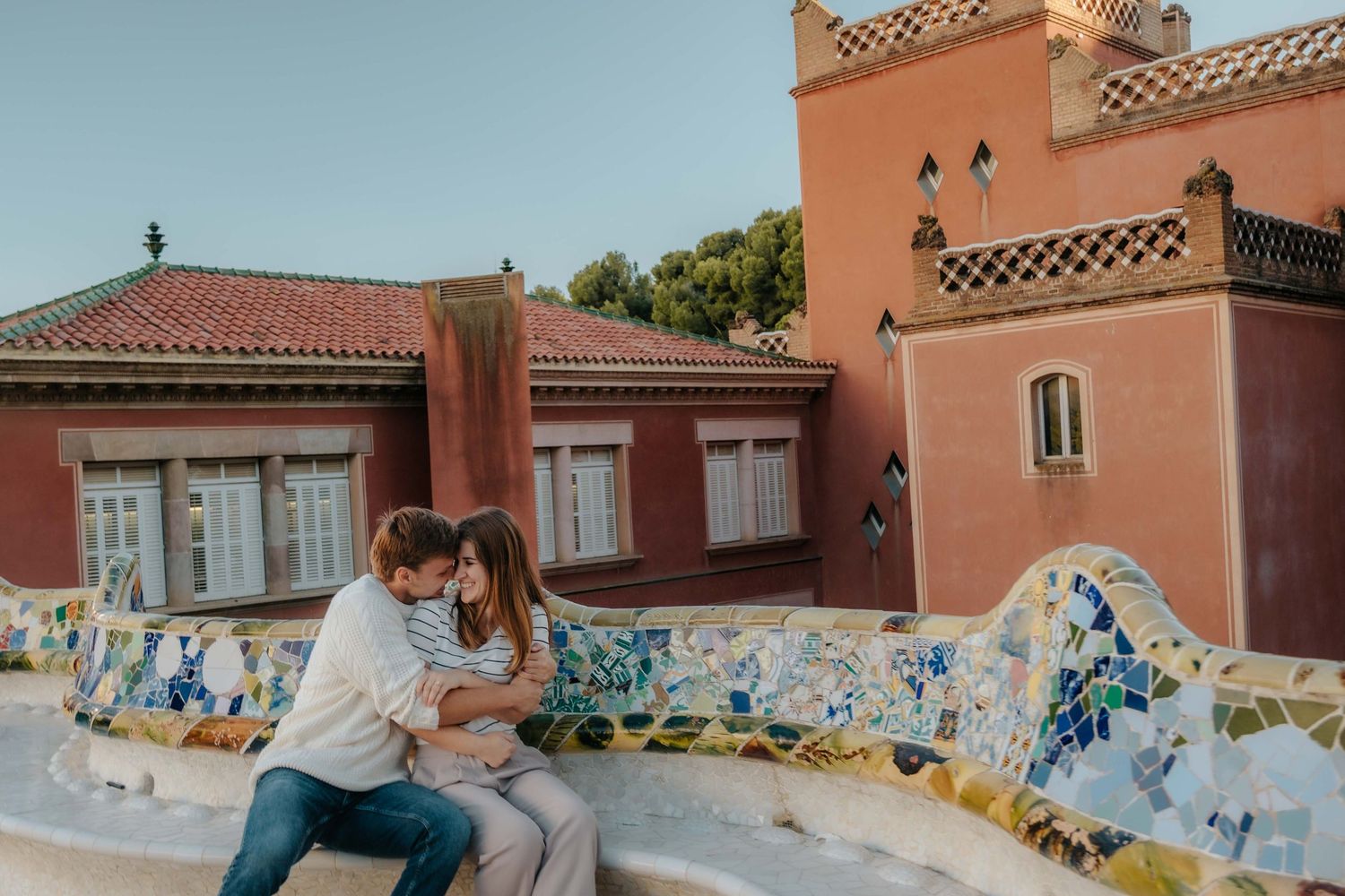 Natural couples photoshoot Barcelona featuring sunny afternoon light.