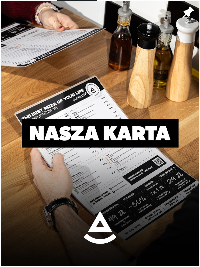 Menu restauracji i formularze zamówień na drewnianym stole z logo. Fotografia biznesowa Lublin.