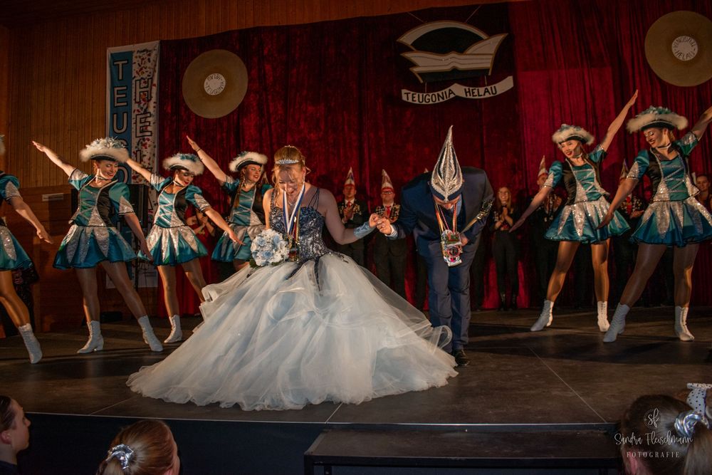 Ballet dancers perform on stage in elegant white tutus during a classical performance.