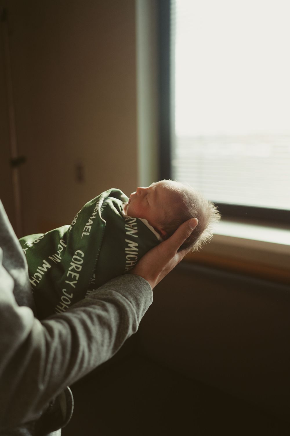 Fresh 48 session by Dayton, Ohio based newborn photographer Disney Magic Photography, serving Beavercreek, Bellbrook, Kettering and more