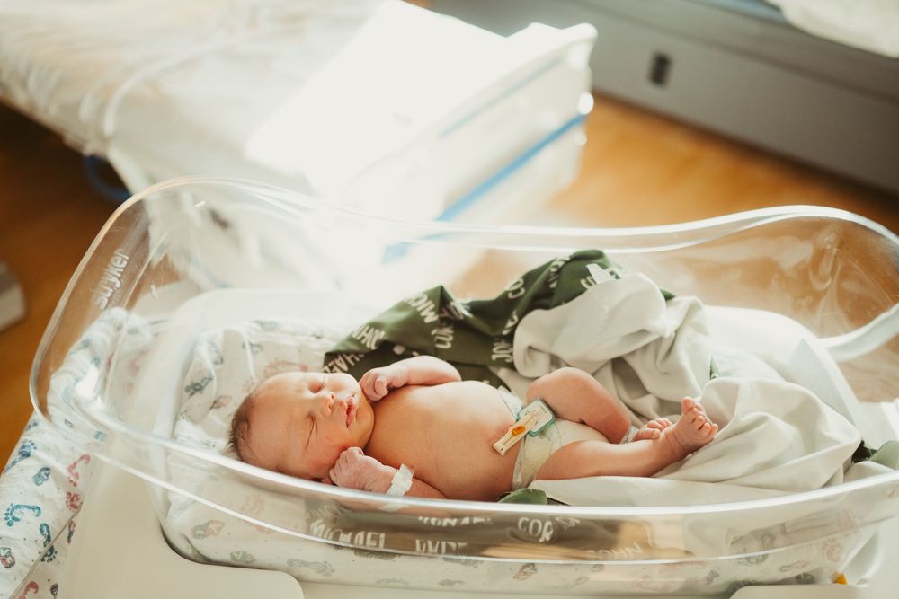 Fresh 48 session by Dayton, Ohio based newborn photographer Disney Magic Photography, serving Beavercreek, Bellbrook, Kettering and more