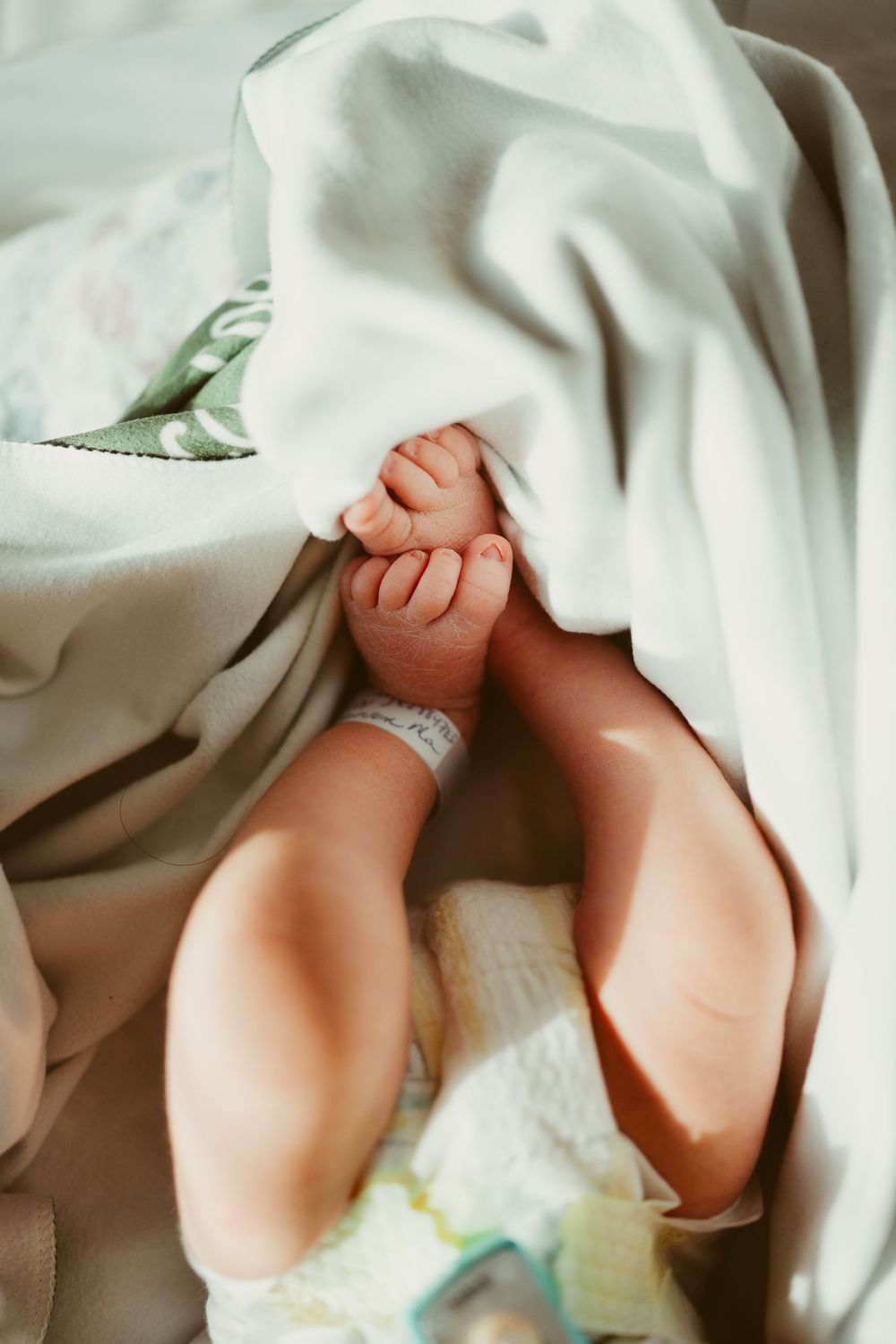 Fresh 48 session by Dayton, Ohio based newborn photographer Disney Magic Photography, serving Beavercreek, Bellbrook, Kettering and more