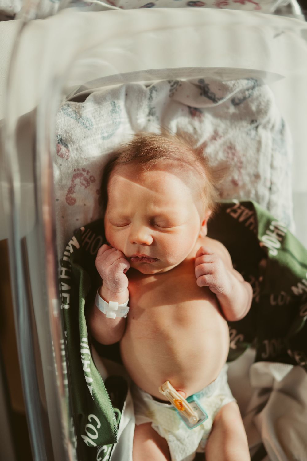 Fresh 48 session by Dayton, Ohio based newborn photographer Disney Magic Photography, serving Beavercreek, Bellbrook, Kettering and more