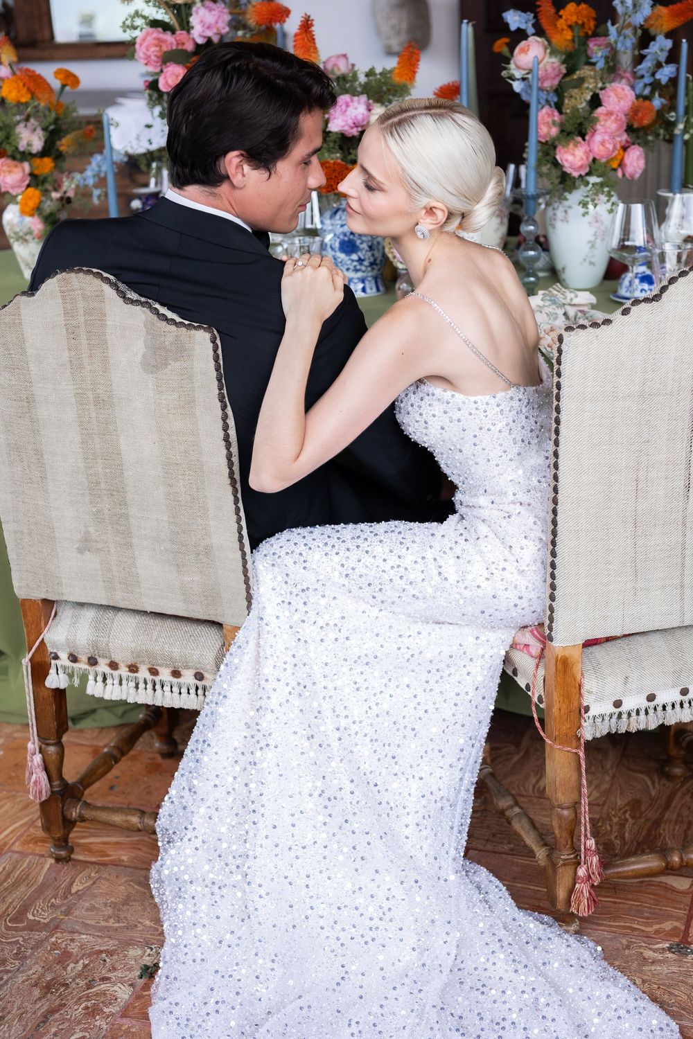 Elegantes Brautpaar am dekorierten Tisch auf einer Hochzeit am Comer See in italien, Hochzeitsfotograf Italien, Hochzeitsfotograf Comer See