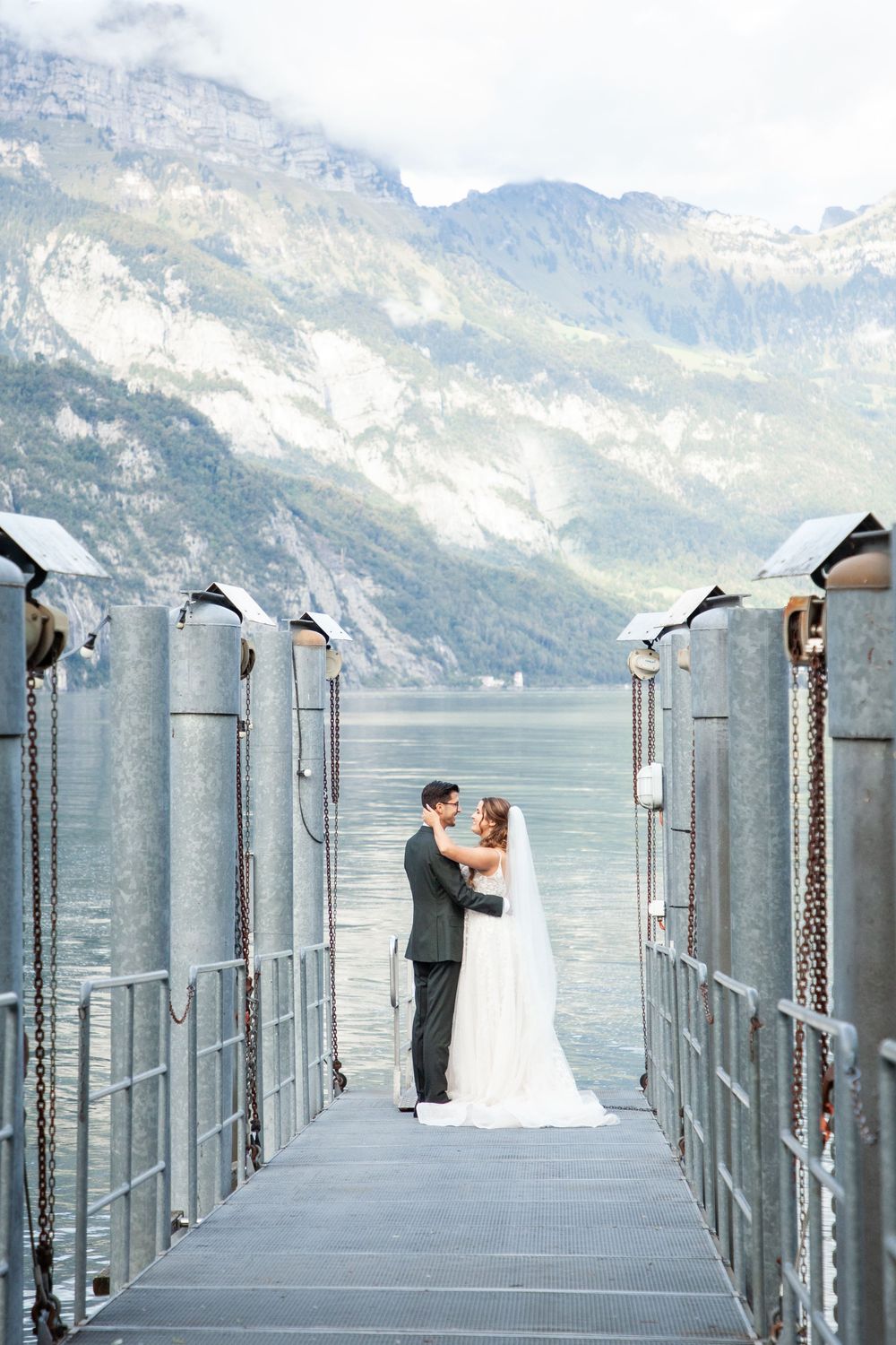 Hochzeit im Kanton zürich, Brautpaar am Steg züricher See, hochzeitsfotograf zürich und Schweiz, Hochzeitsfotografin Zürich. bergpanorama